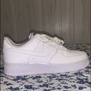 Nike 7.5 Mens Air Force 1 Low All White- Black Nike Logo on tongue